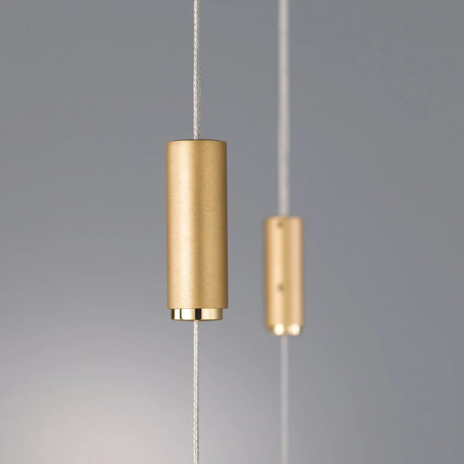 Quitani LED-Pendellampe Tolu, Länge 119 cm, messing