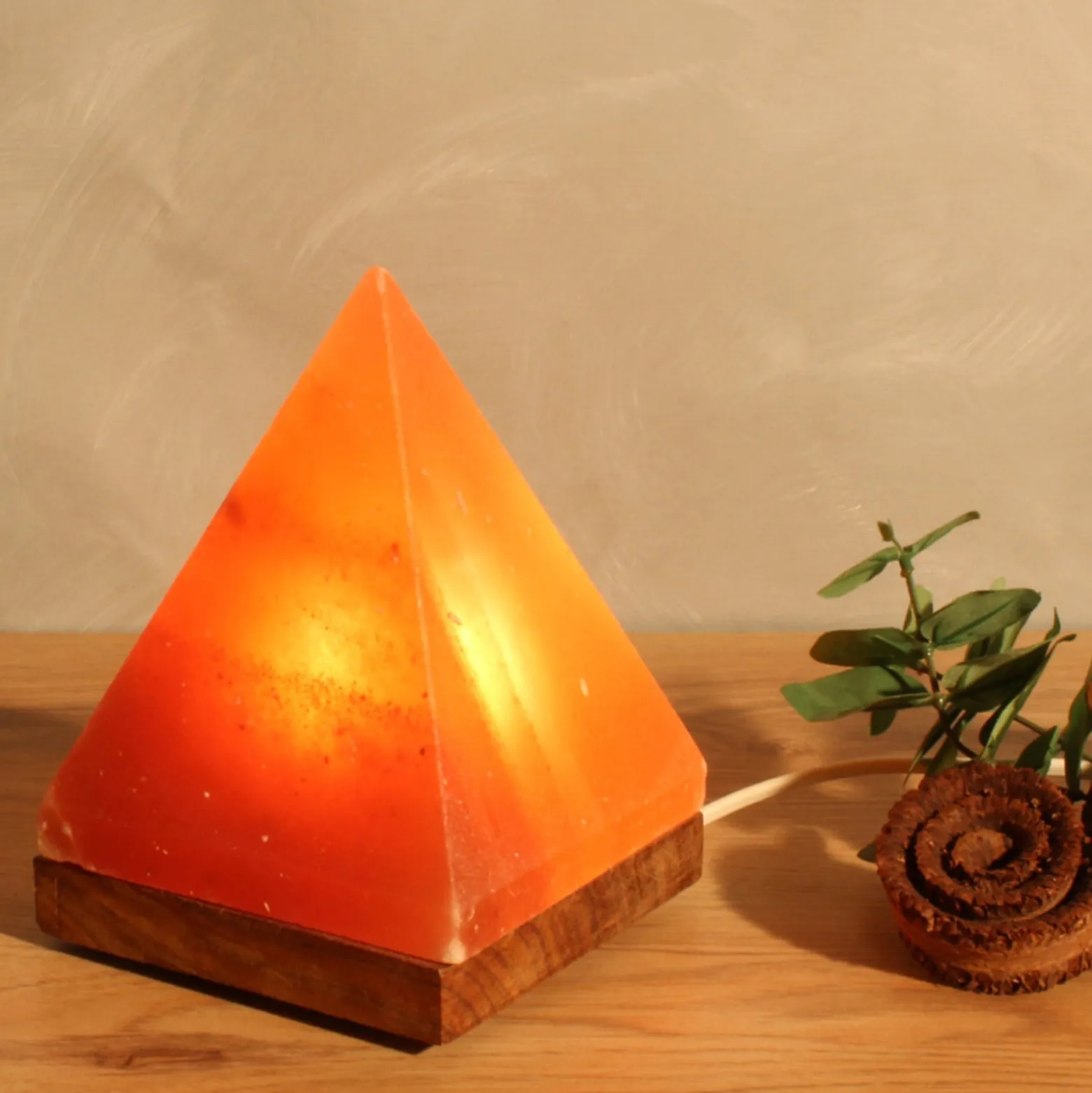 Salzleuchte Pyramide mit Sockel, bernstein