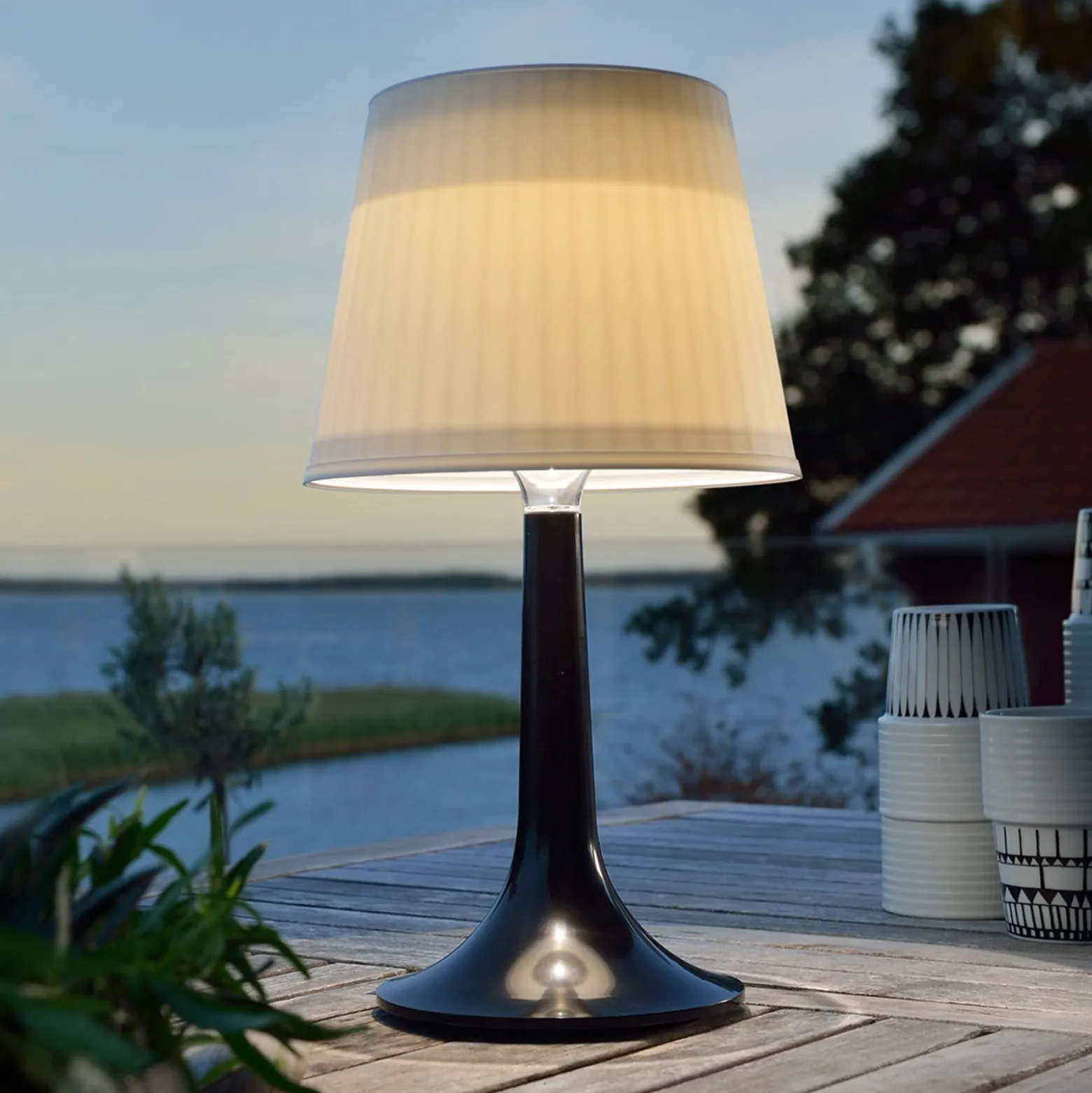 Schwarze LED-Solartischleuchte Assisi Sitra