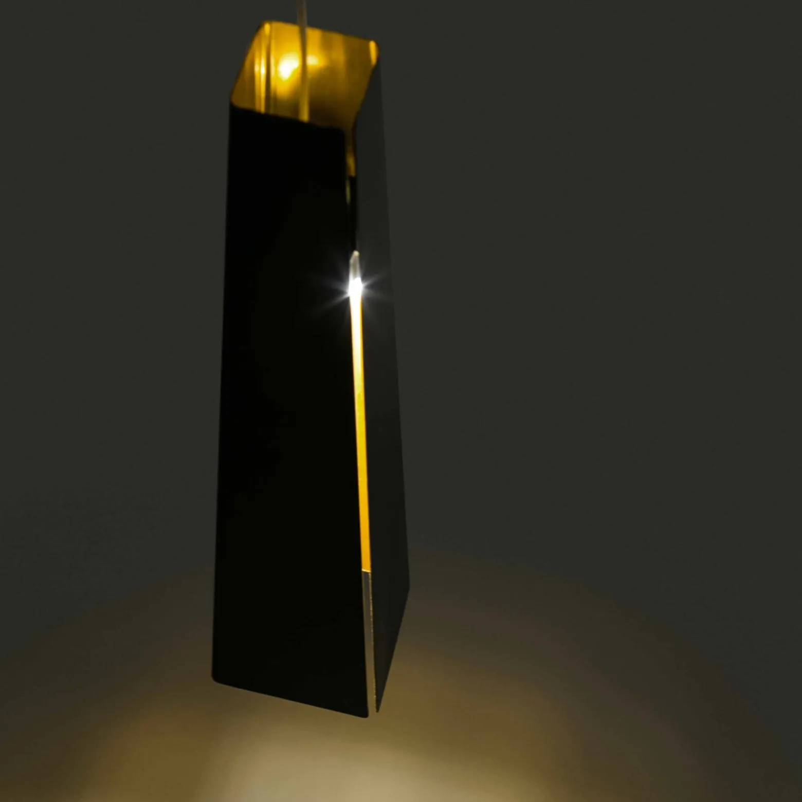Schwarz-goldene Aluminiumpendellampe Pluma, LED