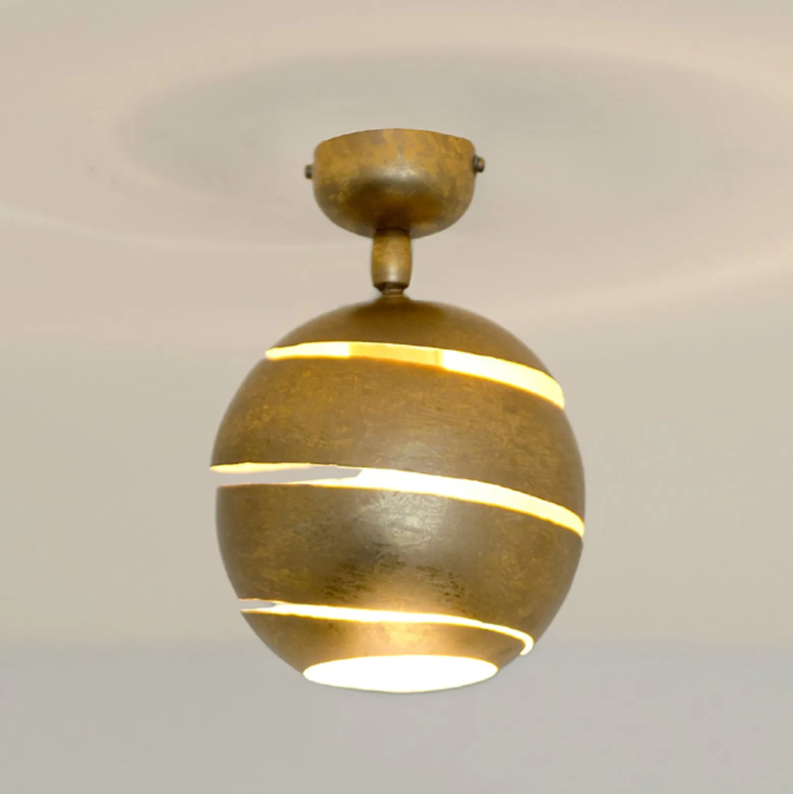 Schwenkbare Deckenleuchte Suopare in Gold