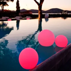 Schwimmfähige LED-Dekorationsleuchte Ball
