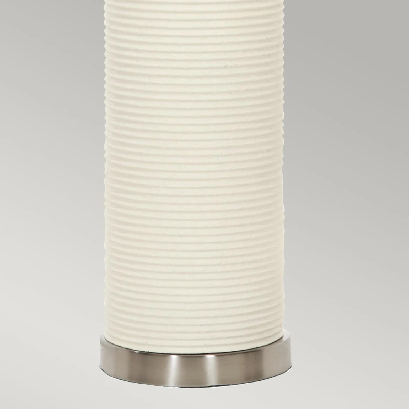 Textil-Tischlampe Ripple Fuß weiß/Schirm schwarz
