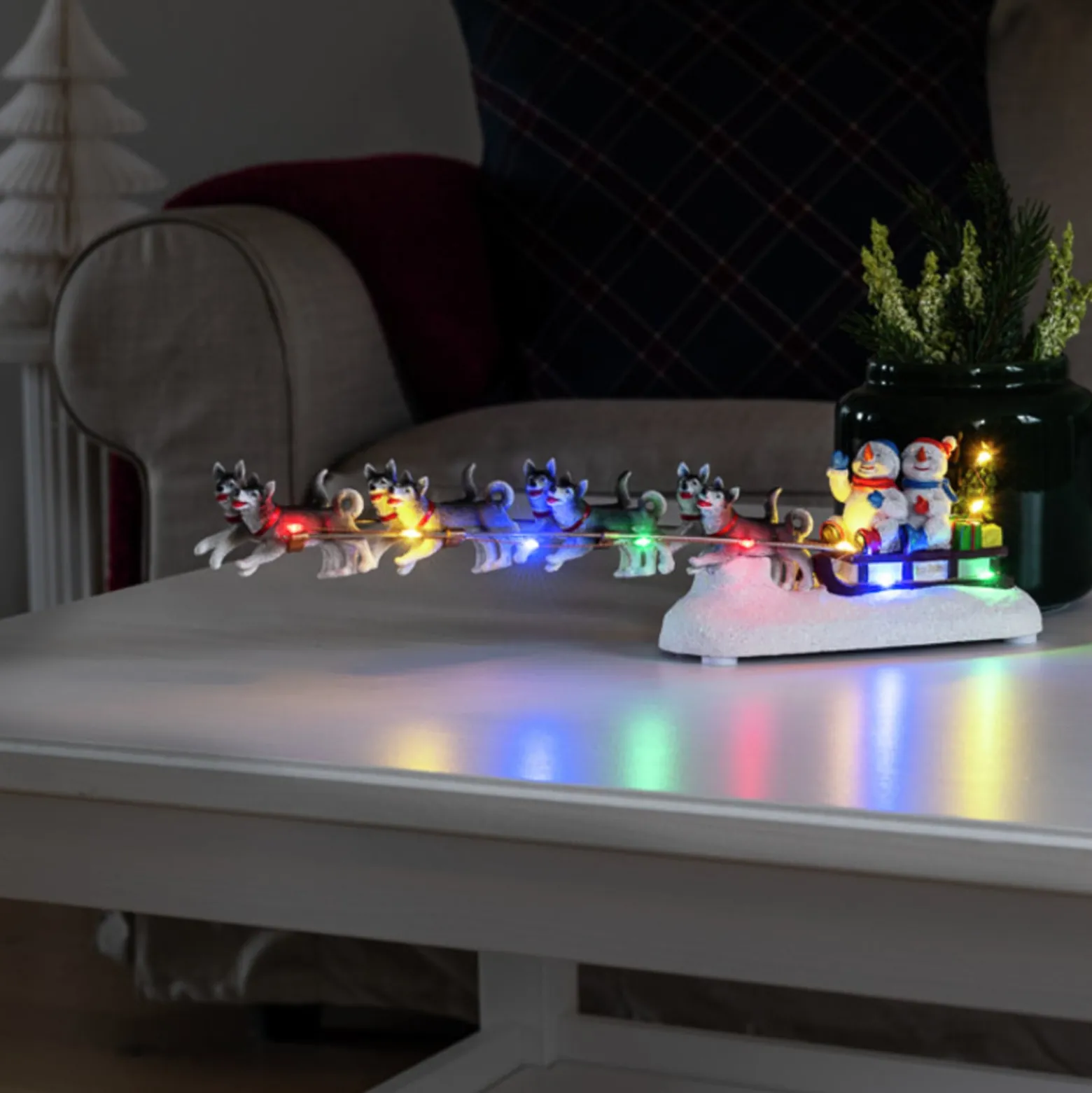 Tischdeko Schneemann mit Hundeschlitten bunte LEDs