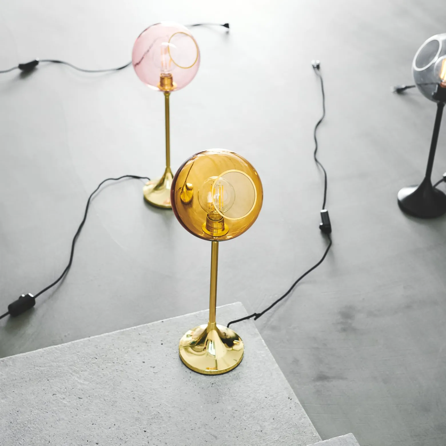 Tischleuchte Ballroom, rauchgrau, Glas, mundgeblasen, dim.