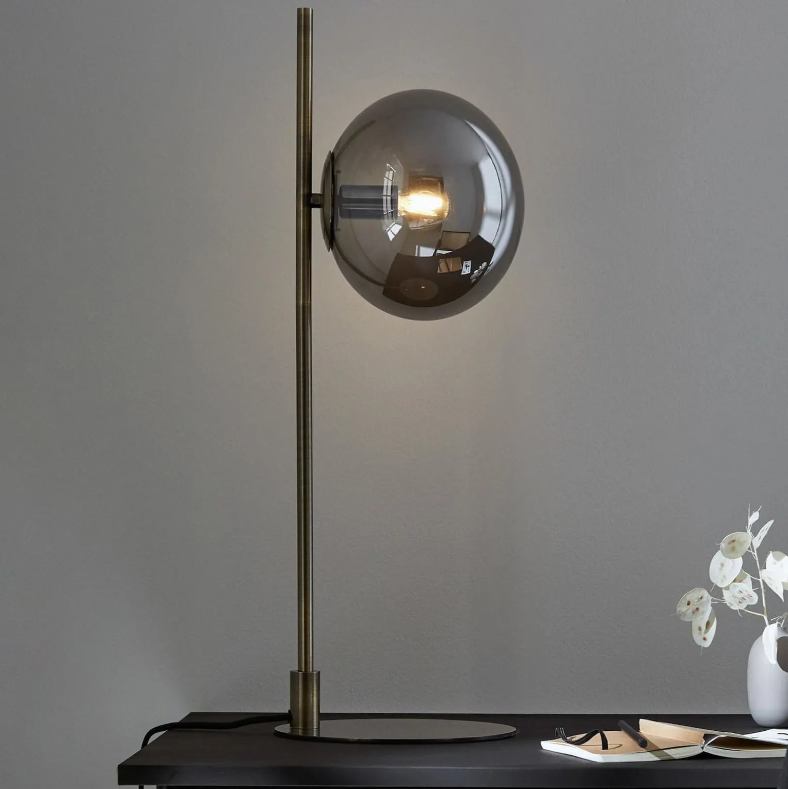 Tischleuchte Dione, messing/rauchgrau, Glas, Eisen