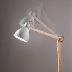 Tischleuchte Sveva aus Holz, weiß/esche