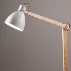 Tischleuchte Sveva aus Holz, weiß/esche