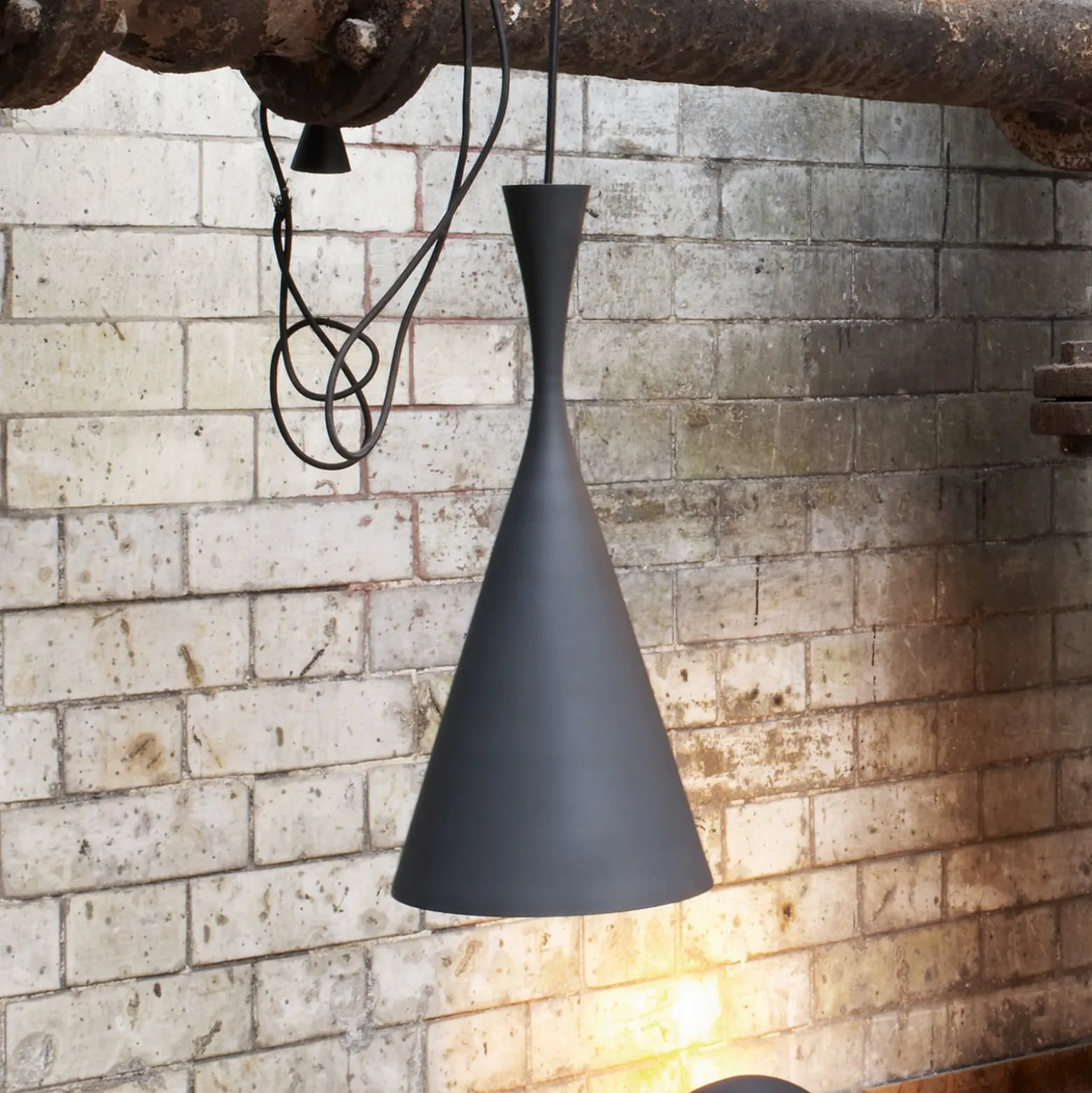 Tom Dixon LED-Hängelampe Beat Tall, schwarz, Ø 19 cm Messing