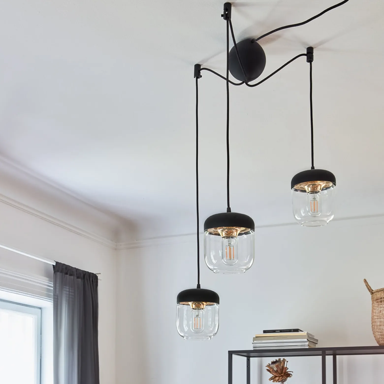 UMAGE Acorn Hängelampe 3-flg. schwarz/messing