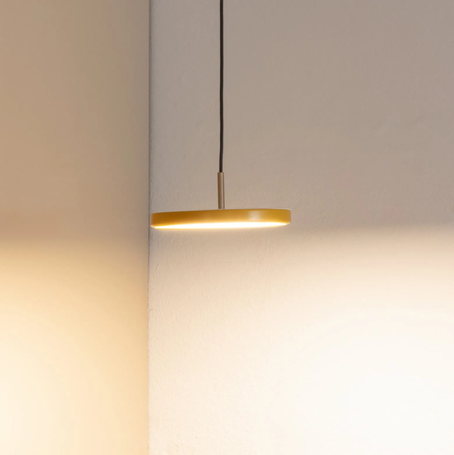 UMAGE Asteria MicroV2 Hängelampe dimmbar senfgelb