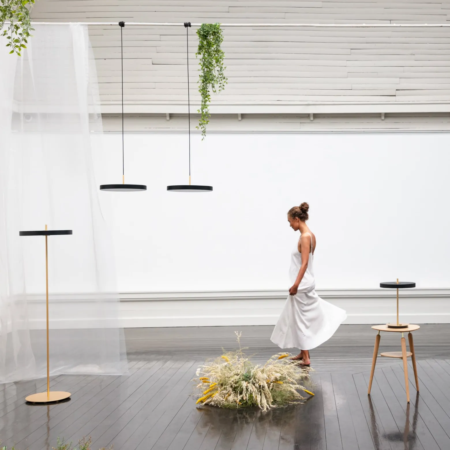 UMAGE LED-Hängelampe Asteria Medium anthrazit/messing Ø 43cm