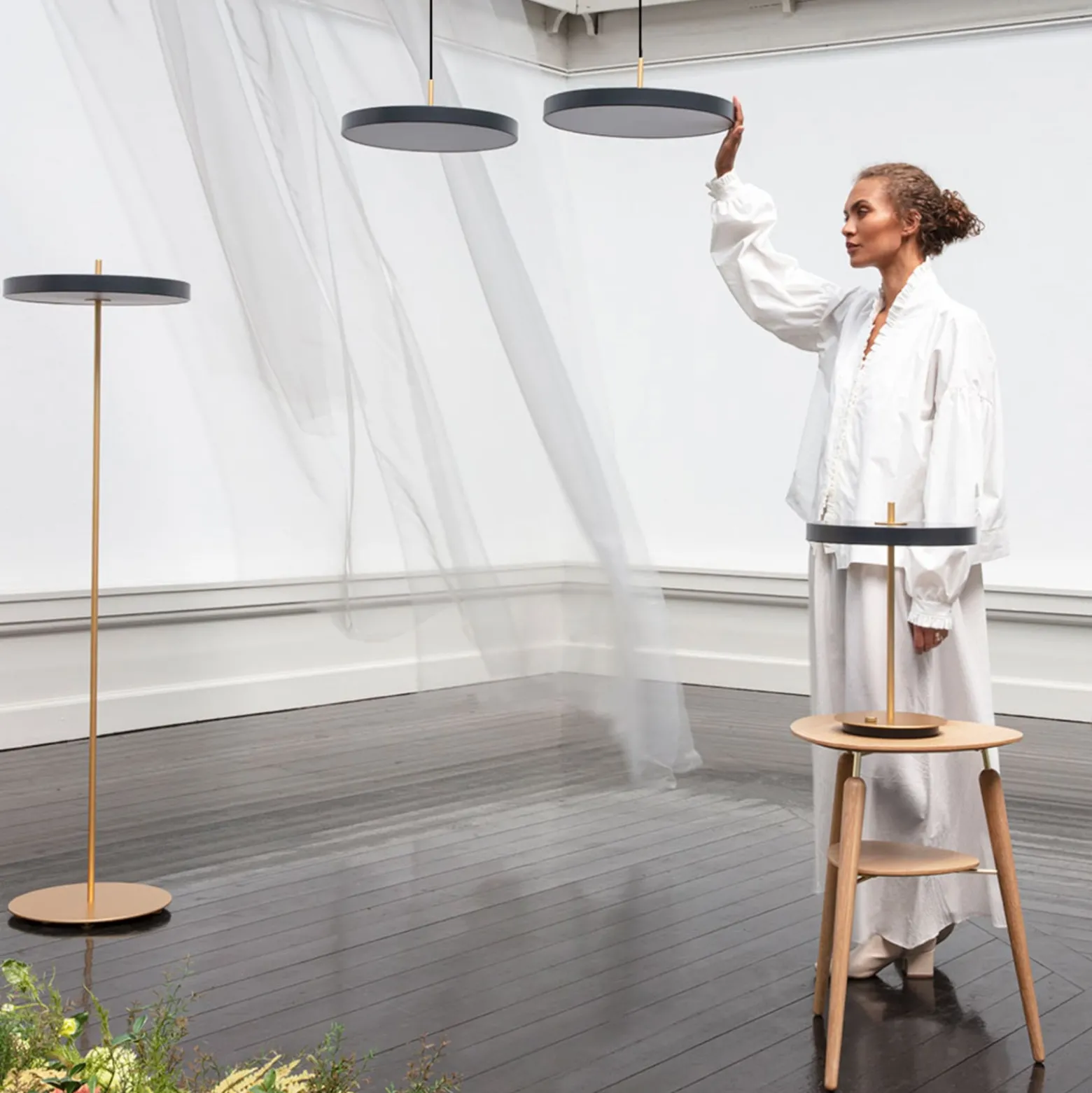 UMAGE LED-Hängelampe Asteria Mini, anthrazit/messing Ø 31 cm