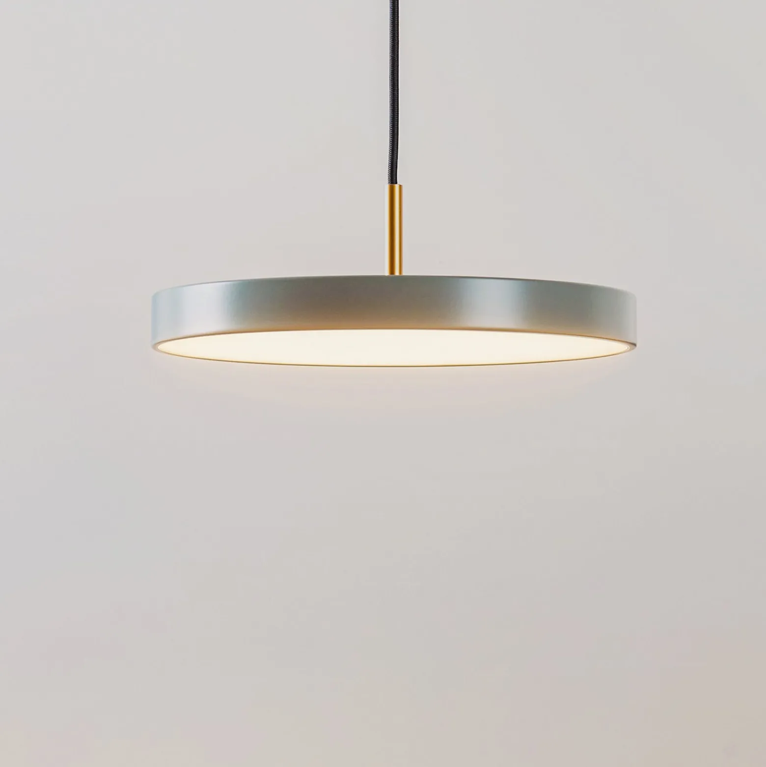 UMAGE LED-Hängelampe Asteria Mini, hellgrün/messing, Ø 31 cm