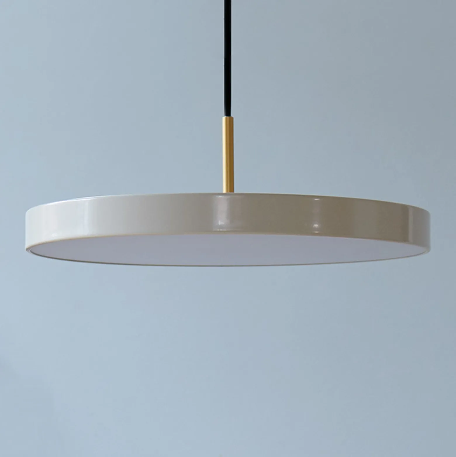 UMAGE LED-Hängelampe Asteria Mini, perlweiß/messing, Ø 31 cm