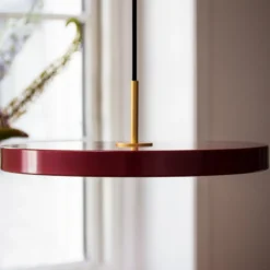 UMAGE LED-Hängelampe Asteria Mini, rubinrot/messing, Ø 31 cm