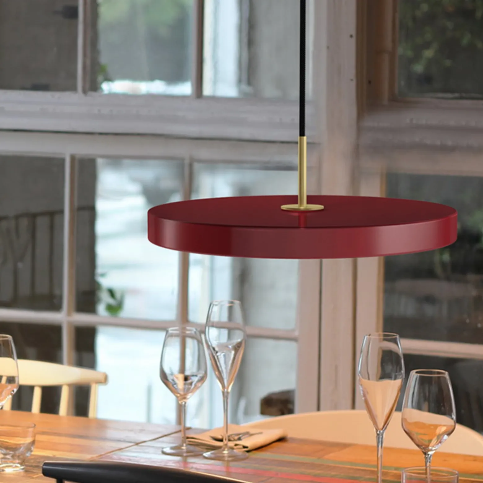 UMAGE LED-Hängelampe Asteria Mini, rubinrot/messing, Ø 31 cm