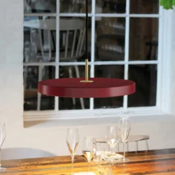 UMAGE LED-Hängelampe Asteria Mini, rubinrot/messing, Ø 31 cm