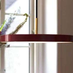 UMAGE LED-Hängelampe Asteria Mini, rubinrot/messing, Ø 31 cm