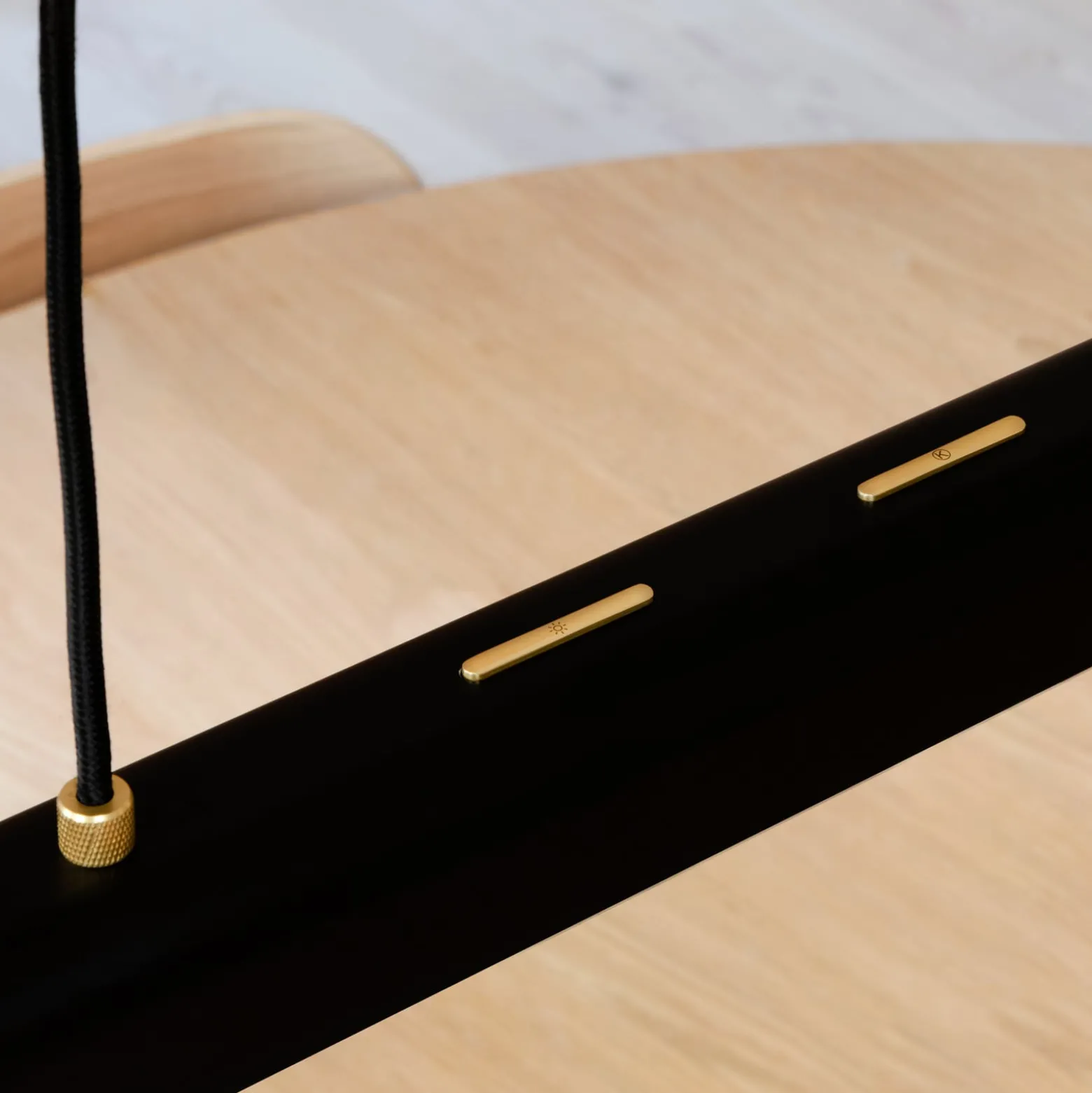 UMAGE LED-Hängelampe Hazel Branch, schwarz/messing, 100 cm