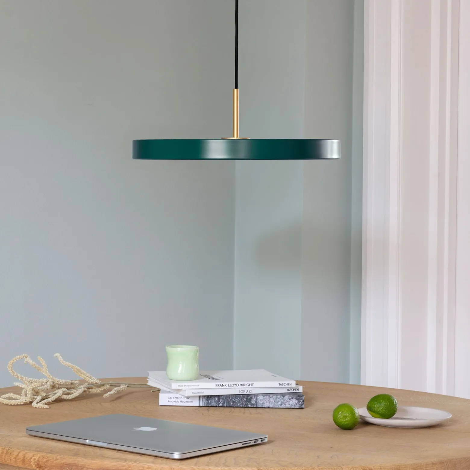 UMAGE LED-Hängeleuchte Asteria Medium, grün/messing, Ø 43 cm