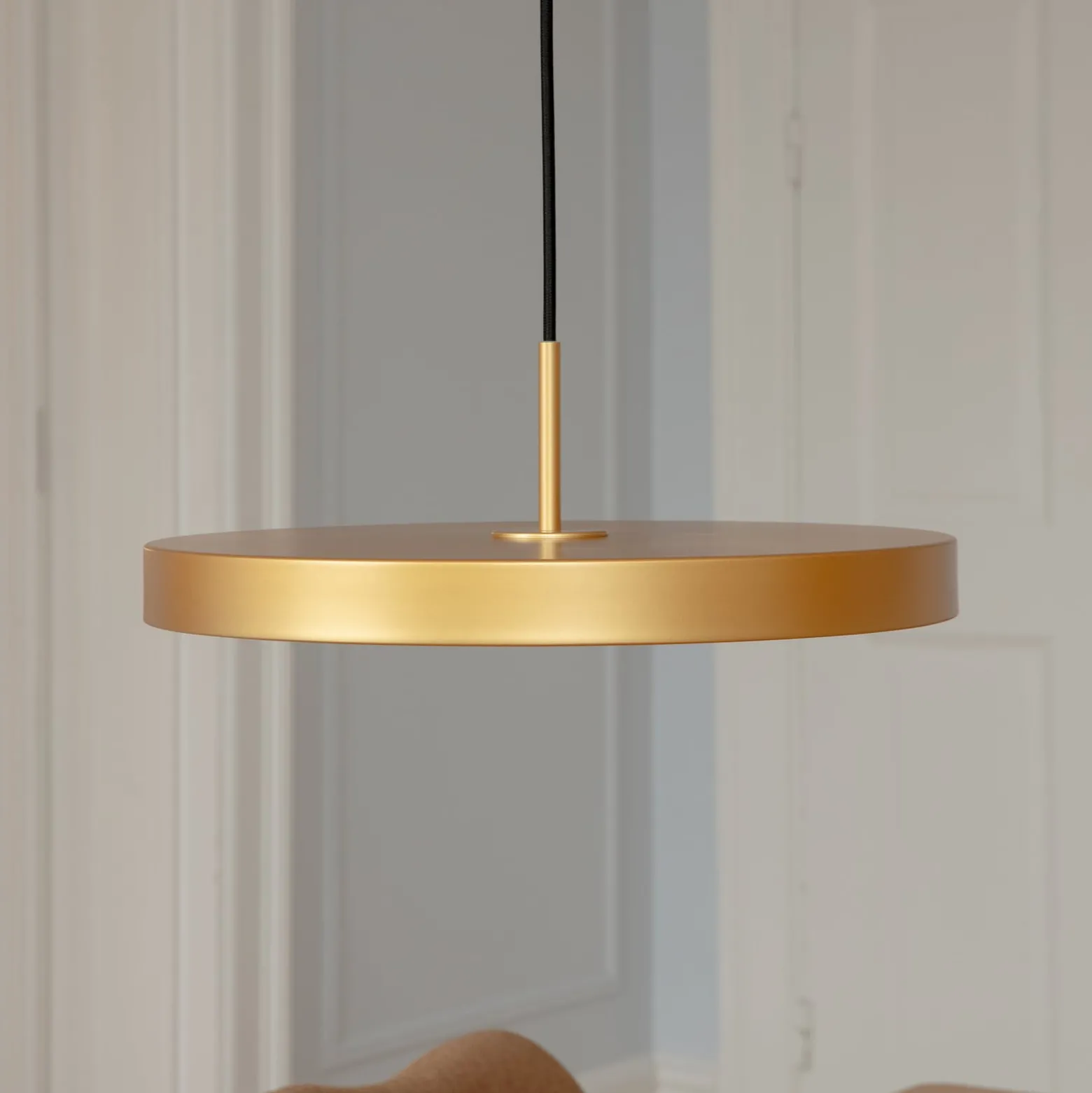UMAGE LED-Hängeleuchte Asteria Medium, messingfarben Ø 43 cm
