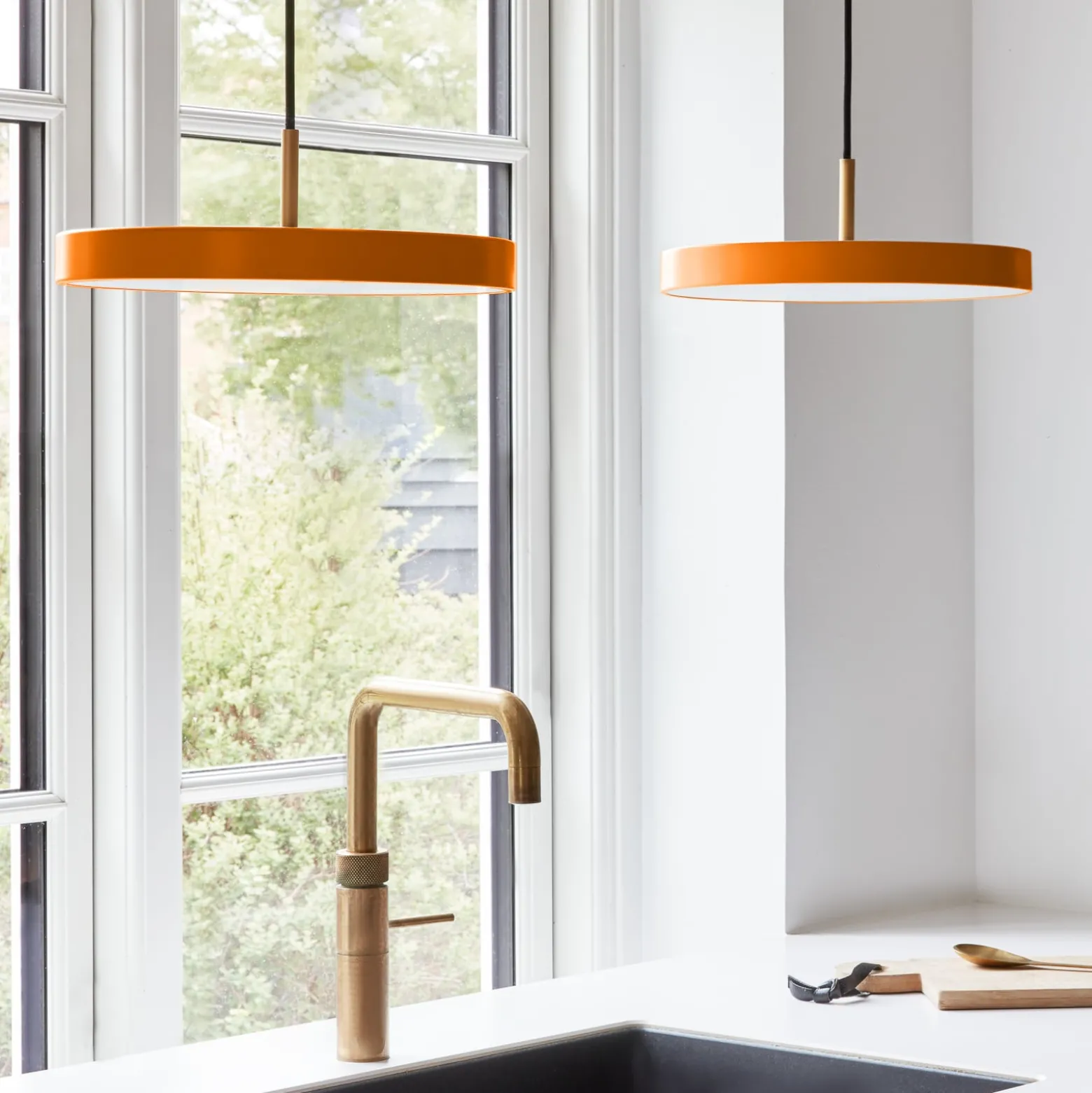 UMAGE LED-Hängeleuchte Asteria Mini, orange/messing, Ø 31 cm