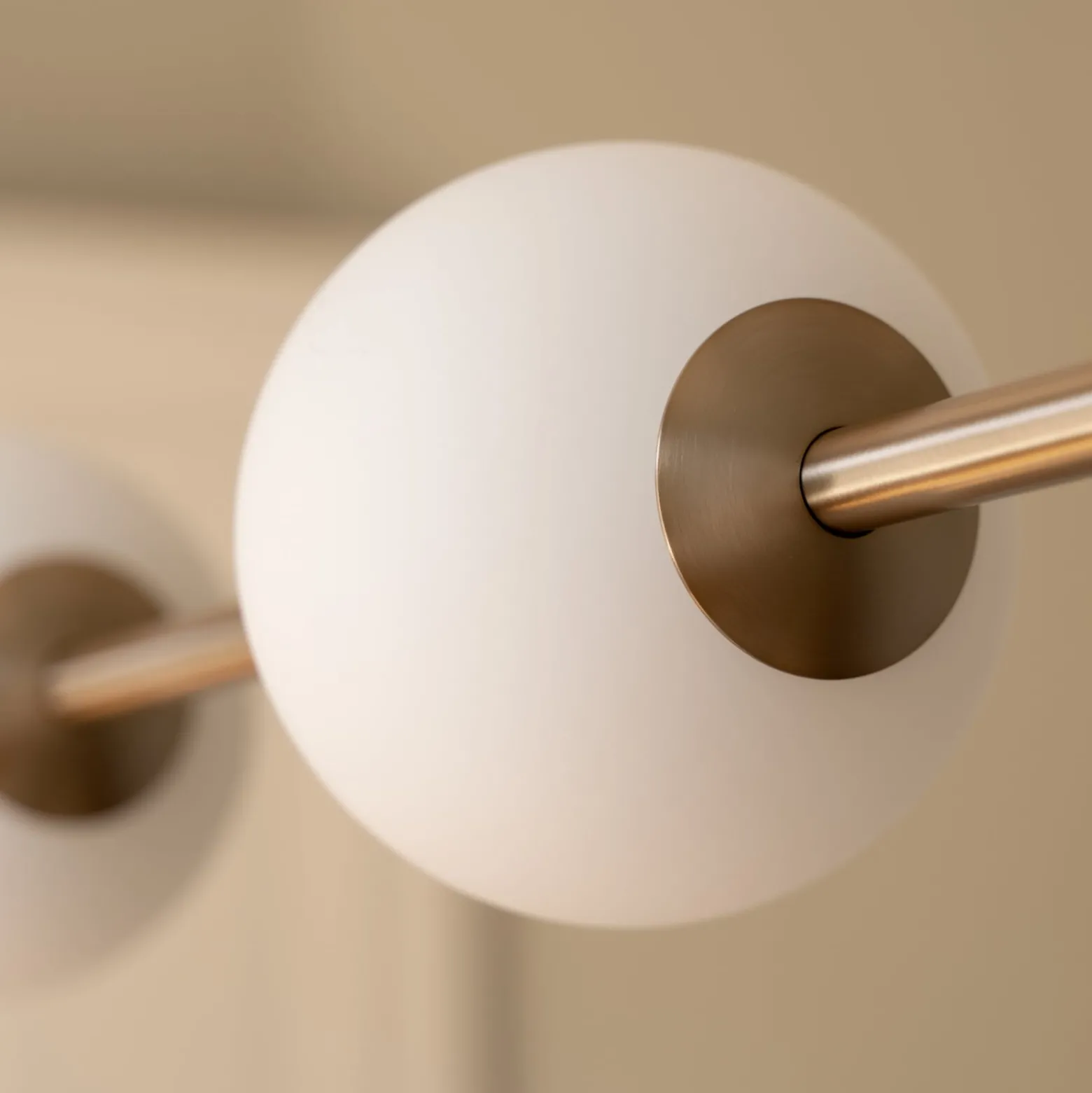 UMAGE LED-Hängeleuchte Audrey LINEAR, messing, 118 cm 4-flg.