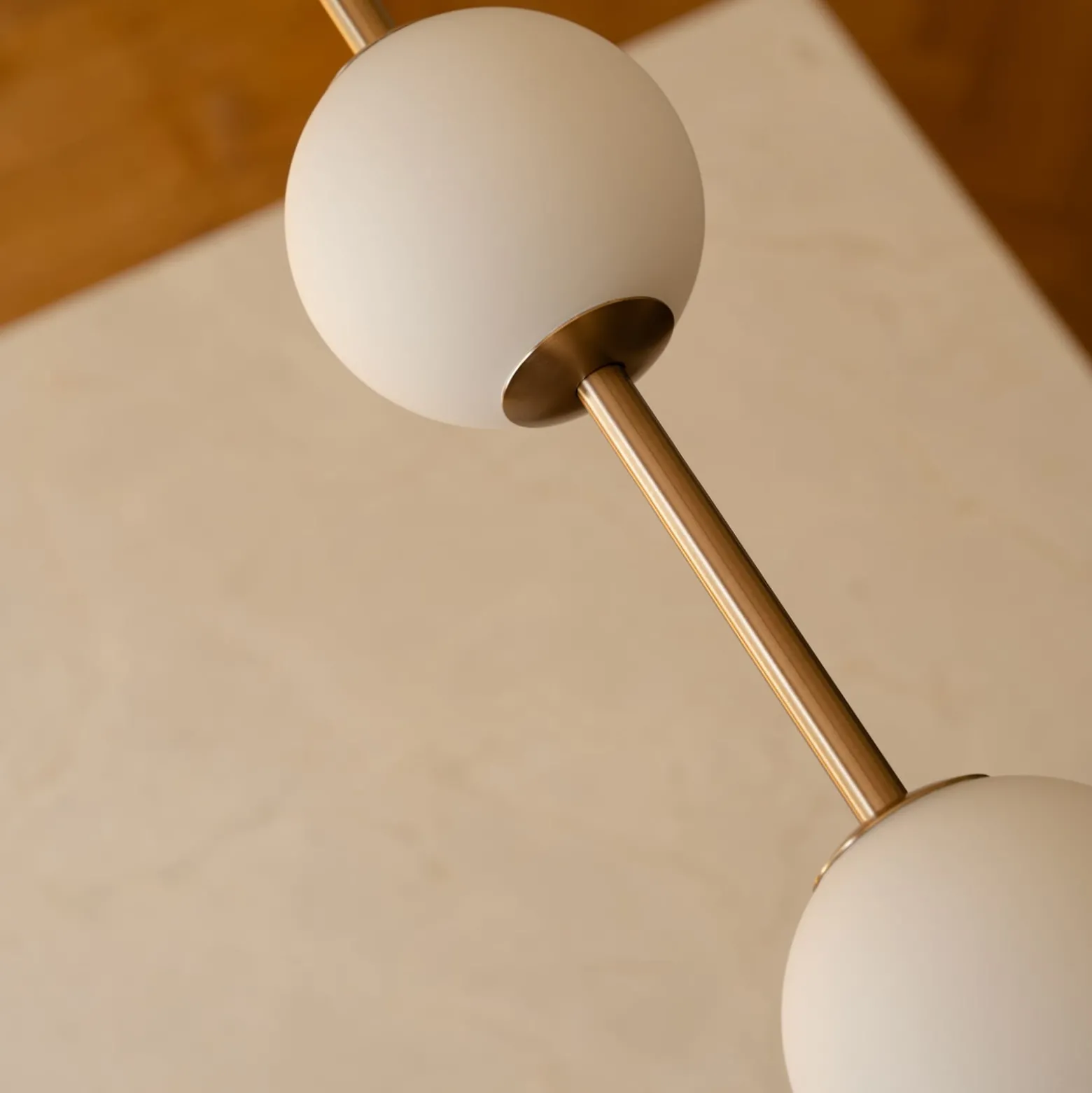 UMAGE LED-Hängeleuchte Audrey LINEAR, messing, 118 cm 4-flg.