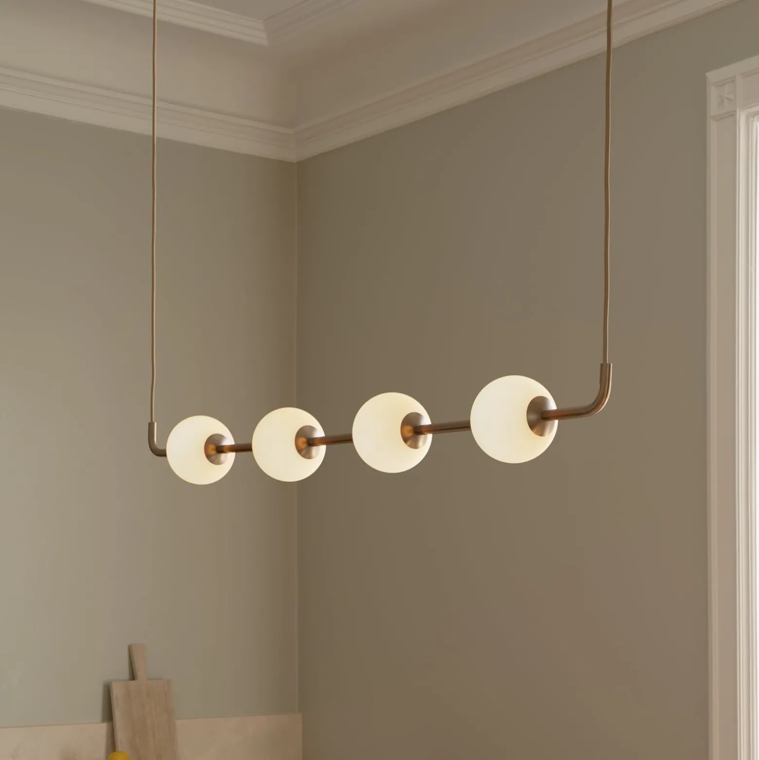 UMAGE LED-Hängeleuchte Audrey LINEAR, messing, 118 cm 4-flg.