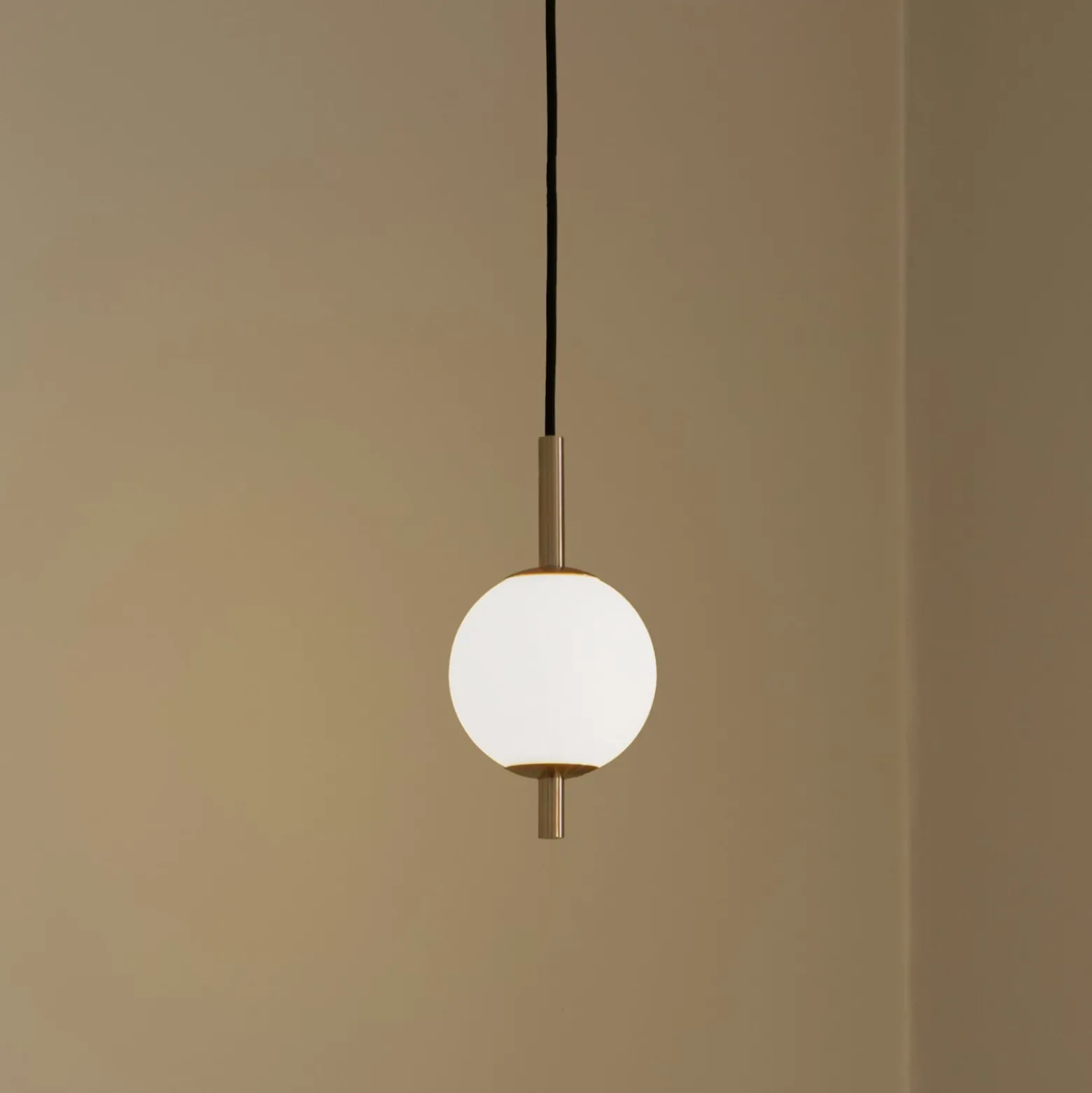 UMAGE LED-Hängeleuchte Audrey, messingfarben, 1-flg. Ø 12 cm