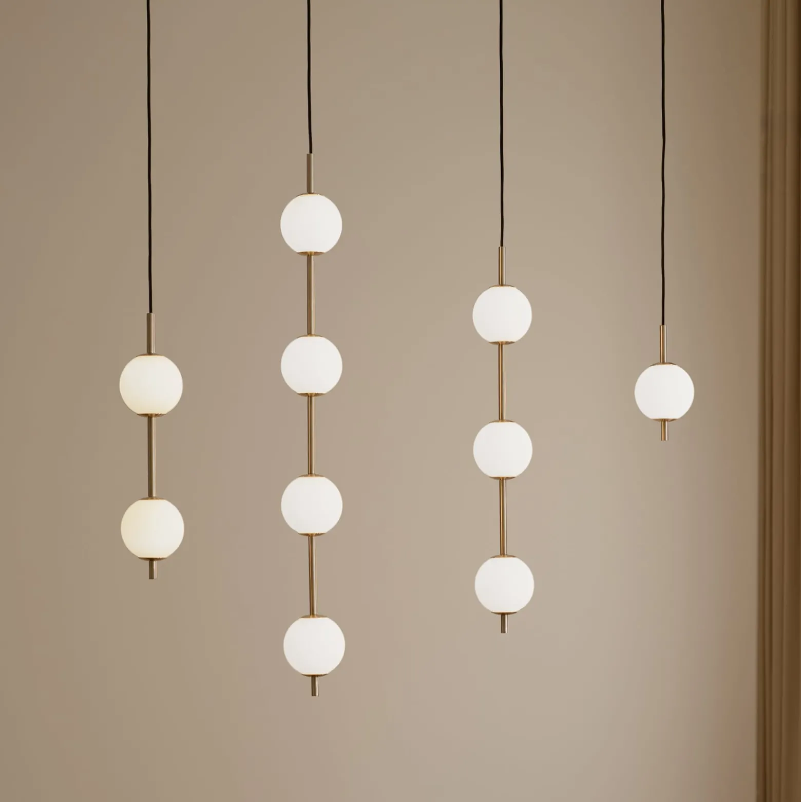 UMAGE LED-Hängeleuchte Audrey, messingfarben, 4-flg. Ø 12 cm