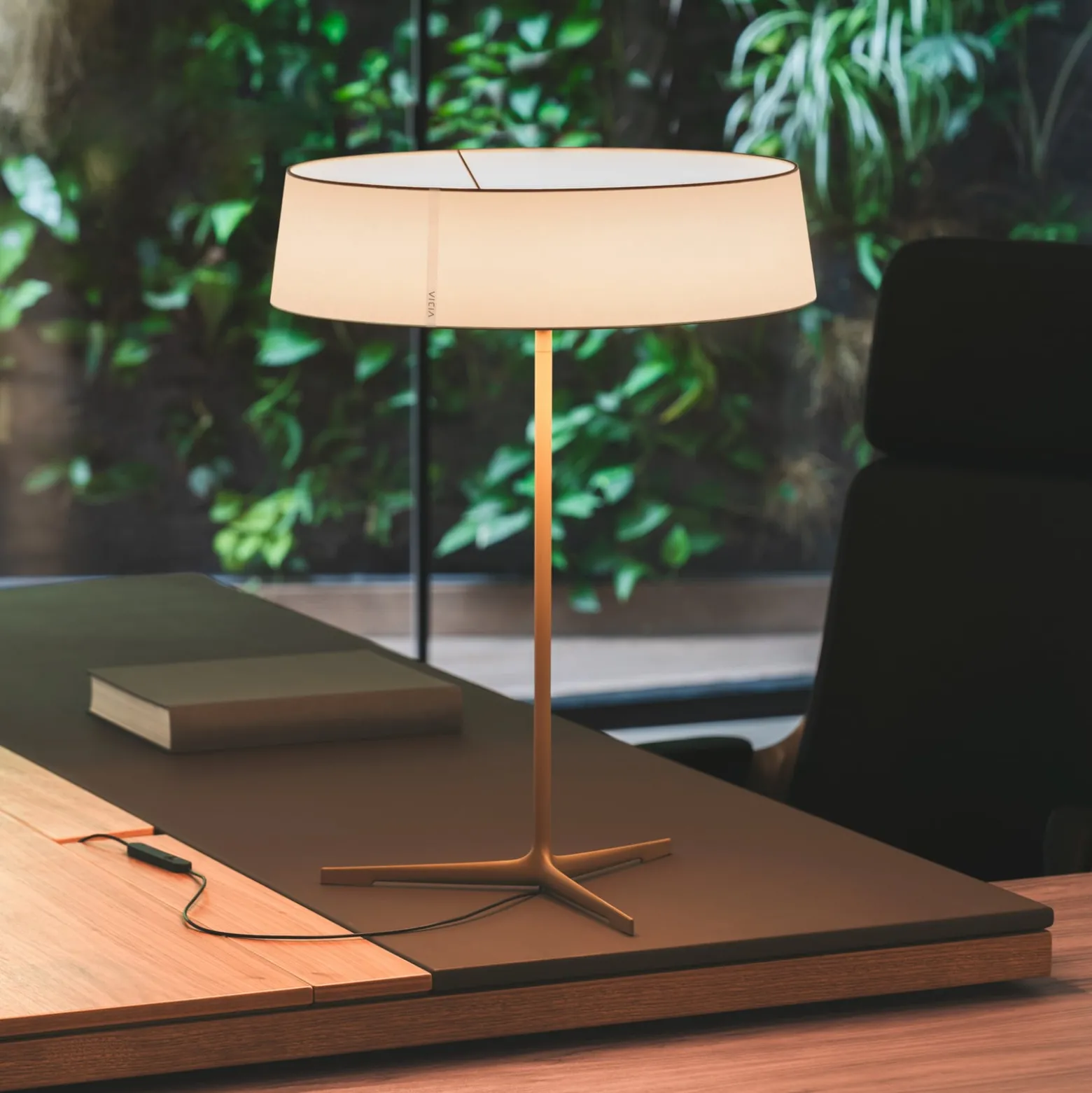 Vibia LED-Tischleuchte DAMA, beige, Höhe 61 cm Papier/Metall