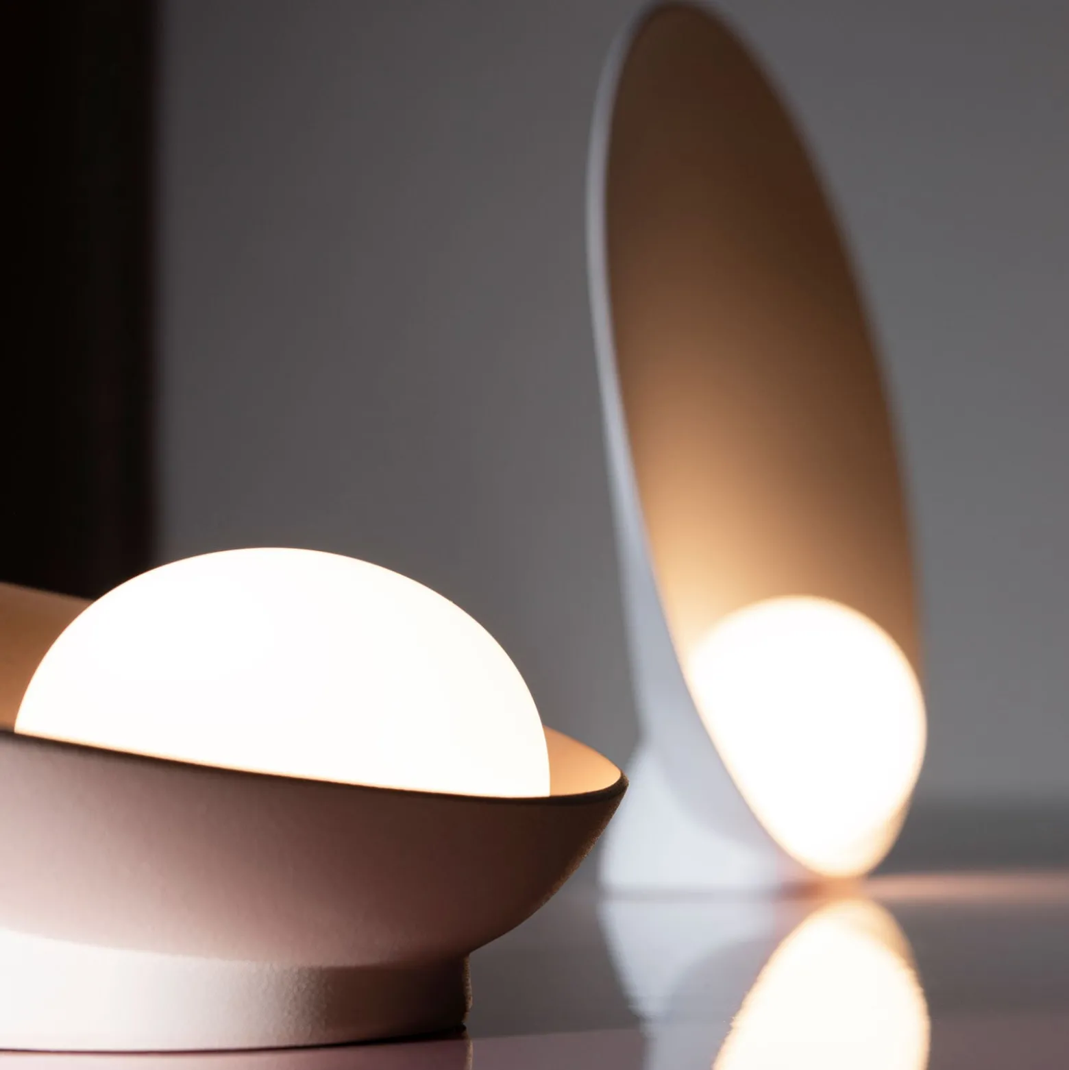 Vibia Musa 7402 LED-Tischleuchte liegend, lachs