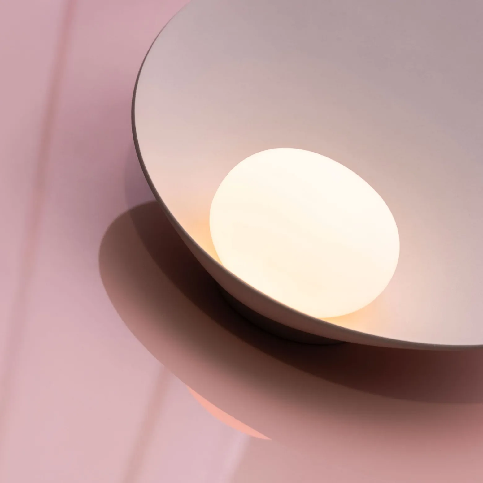 Vibia Musa 7402 LED-Tischleuchte liegend, lachs