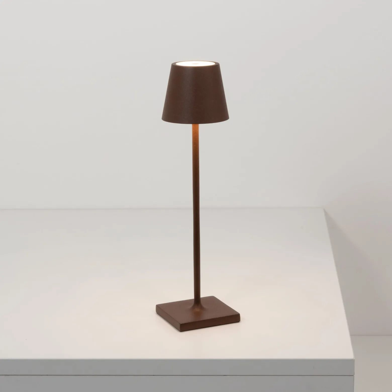 Zafferano LED-Akku-Tischlampe Poldina micro, rostbraun, IP65