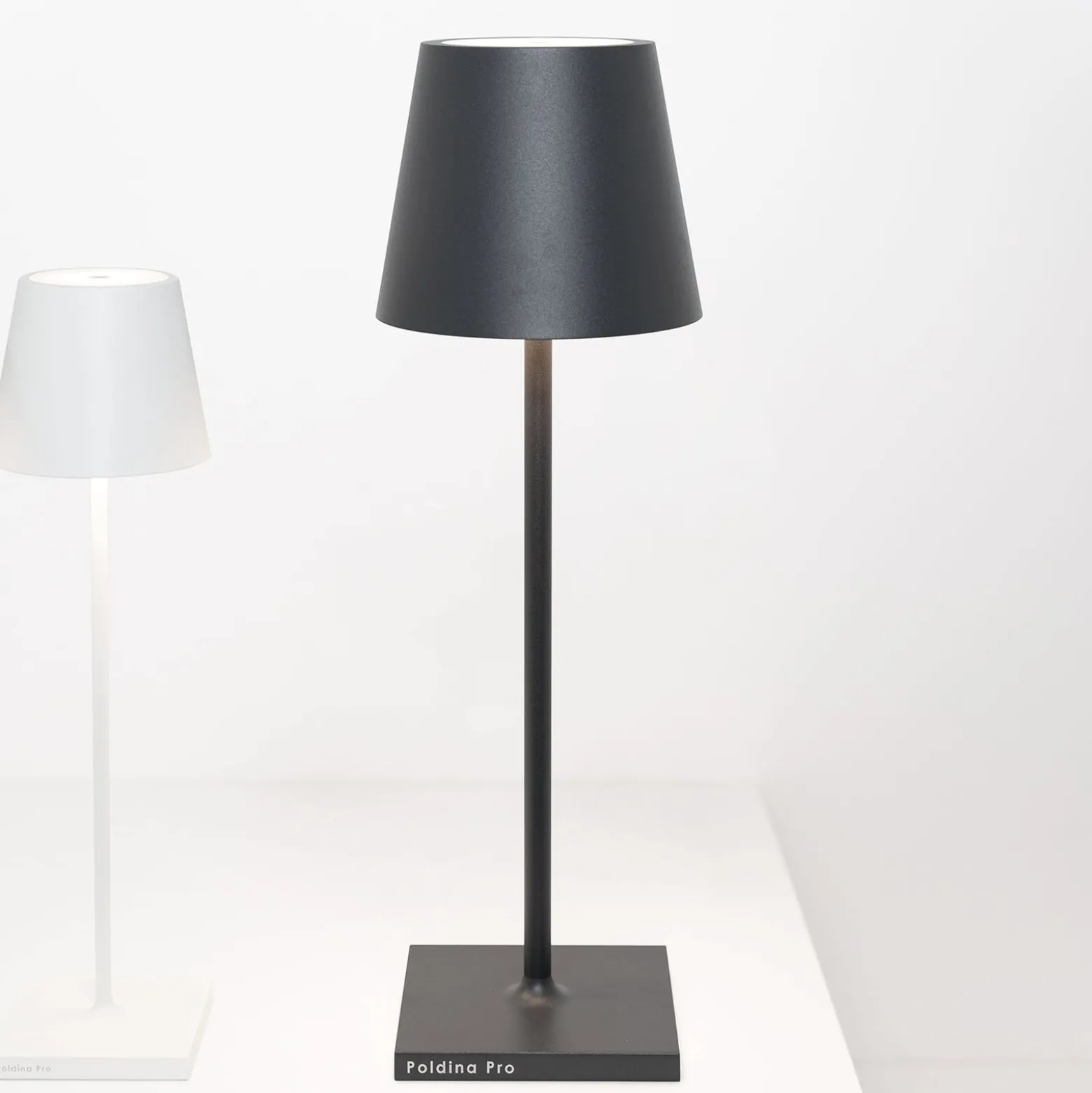 Zafferano Poldina L Desk Akku-Tischlampe IP54 grau