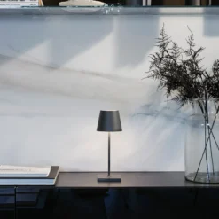 Zafferano Poldina mini Akku-Tischlampe IP65 grau
